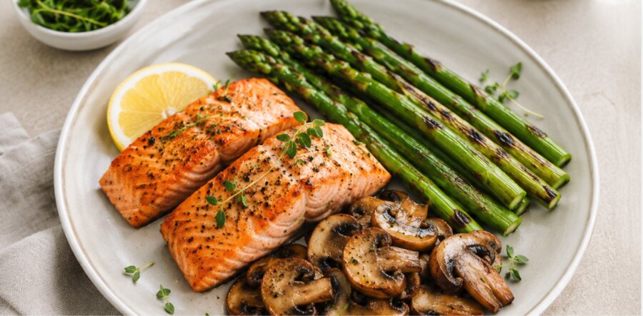 Plato de salmón con setas y espárragos
